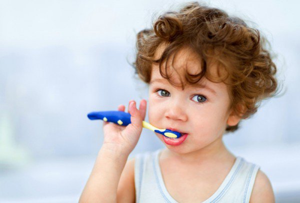 toddler brushing teeth sl 600x407