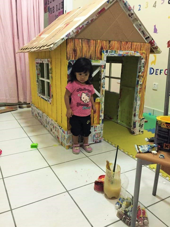DIY cardboard playhouse 09